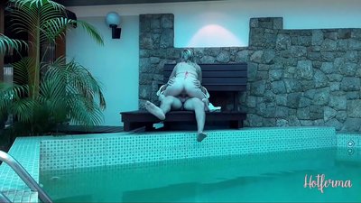 Chefe convida empregada para a piscina, mas não conseguiu resistir a um