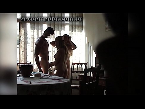 ❤️ Amigos sexuais convidam um homem gigante e uma ménage à trois com ele ️ Sexo de qualidade em nós ☑
