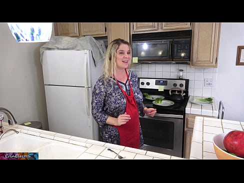 ❤️ A madrasta o ordenha na cozinha antes de sua data ️ Sexo de qualidade em nós ☑