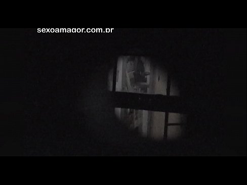 ❤️ Lourinho é secretamente filmado por um voyeur de bairro escondido atrás de tijolos ocos ️ Sexo de qualidade em nós ☑