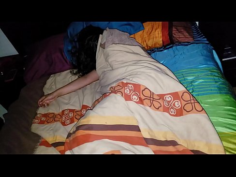 ❤️ Stepson berating sua jovem madrasta enquanto ela dorme. ️ Sexo de qualidade em nós ☑